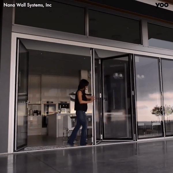 Từ cánh cửa hóa ban công trong chớp mắt, thiết kế này khiến ai thấy cũng trầm trồ thán phục - Ảnh 4. Từ cánh cửa hóa ban công trong chớp mắt, thiết kế này khiến ai thấy cũng trầm trồ thán phục - Ảnh 4.